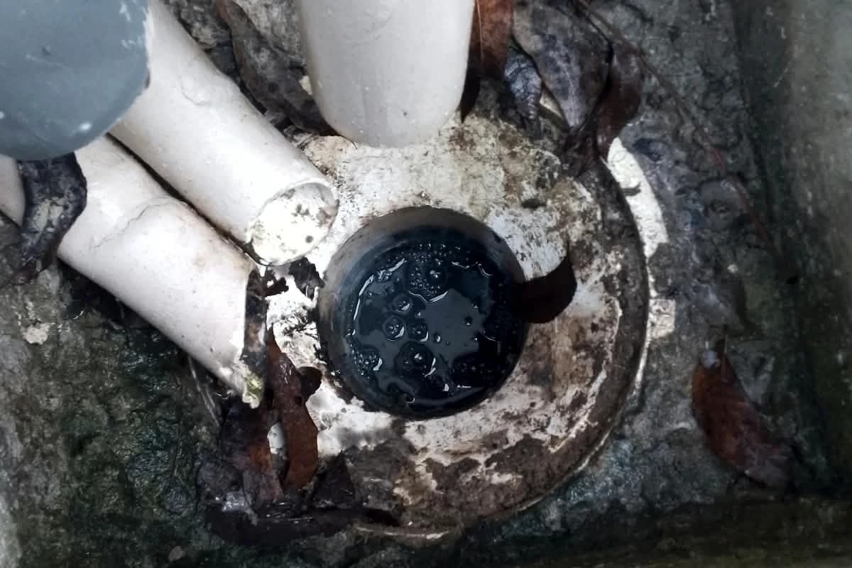 Drain outlet at the foot of a waste pipe